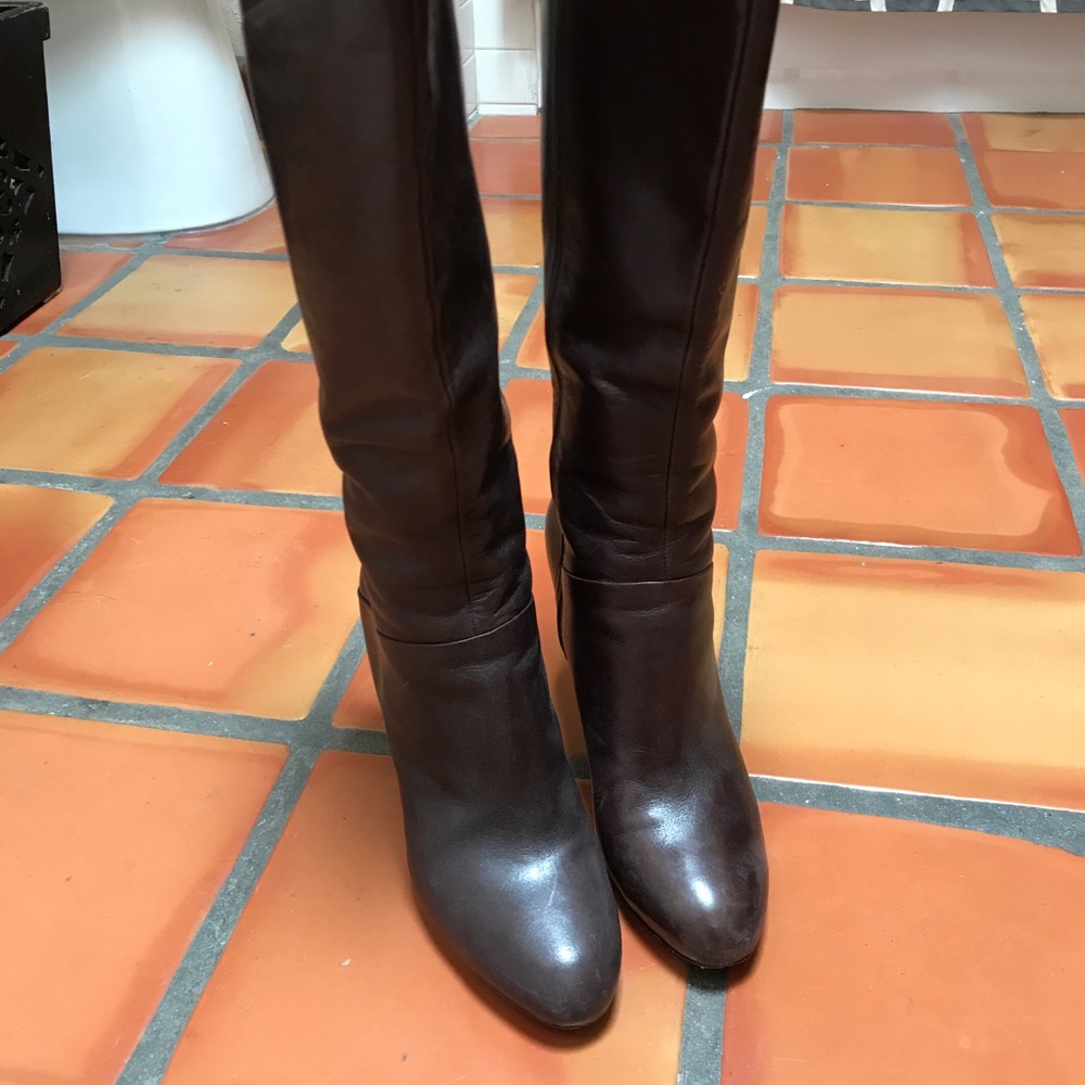 Brown Via Spiga knee-high boots. Leather sole.